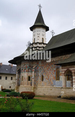 Il Monastero Sucevita è un rumeno monastero ortodosso situato nella contea di Suceava, Moldavia, Bucovina, Romania. Il monastero fu costruito nel 1585. Si tratta di uno degli otto monasteri nel nord della Moldavia con affreschi sulle pareti esterne. Il cortile interno del complesso monastico è quasi quadrato ed è circondato da alte (6 m), wide (3 m) pareti. Ci sono diverse altre strutture difensive entro l'ensemble, comprese le quattro torri (uno in ciascun angolo). Sucevița era una residenza principesca come pure un monastero fortificato. La corte interna e la chiesa. Foto Stock