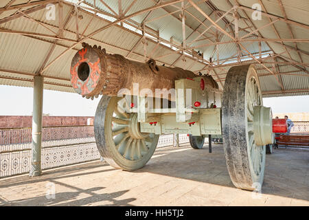 Il Jaivana Cannon - il più grande del mondo di cannone a ruote mai realizzato, situato presso il Jaigarh Fort, Jaipur, Rajasthan, India Foto Stock