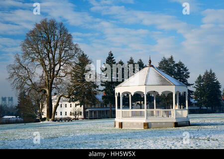 Gazebo sulla parata a terra nella neve, Fort Vancouver National Historic Site, Vancouver National Historic Reserve, Washington Foto Stock