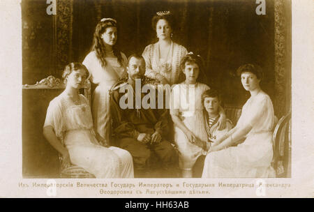 Tsar Nicholas II (1868-1917), l'ultimo imperatore di Russia, nel 1914 con la moglie Alexandra e i suoi bambini Olga, Tatiana, Maria, Anastasia e Alexei. Il Romanovs divenne vittime della rivoluzione russa del 1917. Incroci era comune tra le famiglie reali Foto Stock