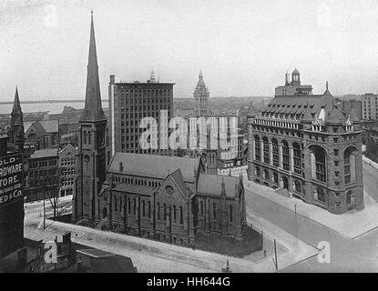 Vista aerea di Shelton Square, Buffalo, nello Stato di New York, Stati Uniti d'America, con san Giuseppe Cattedrale (sinistra), la chiesa di St Paul (centro) e Erie County Bank (a destra). Foto Stock