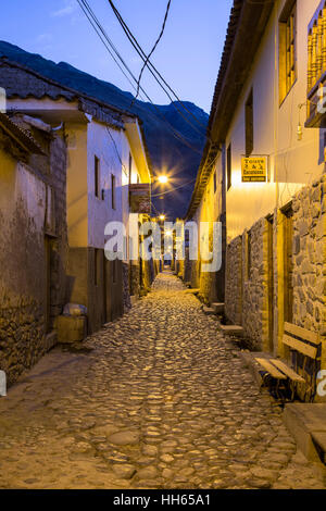 Strada di ciottoli, Ollantaytambo, Urubamba, Cusco, Perù Foto Stock
