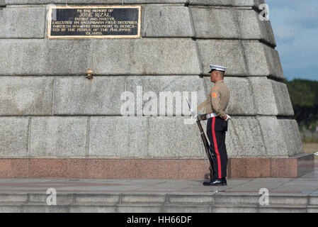 Guardia a Jose Rizal monumento di Luneta Park. Manila, Filippine Foto Stock