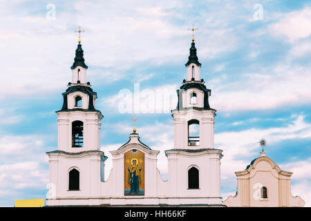 In prossimità delle due torri della cattedrale di Santo Spirito a Minsk - la principale chiesa ortodossa della Bielorussia. Famoso punto di riferimento. Foto Stock