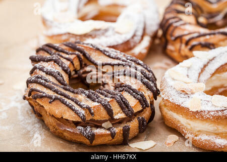 Cioccolato e zucchero a velo crema puff ring (bignè), in bianco e nero Foto Stock