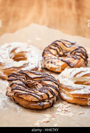 Cioccolato e zucchero a velo crema puff ring (bignè), in bianco e nero Foto Stock