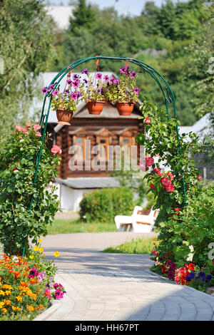 Arco da giardino con fiori a motivi di Pokrovsky (intercessione) Convento di Suzdal, Russia Foto Stock