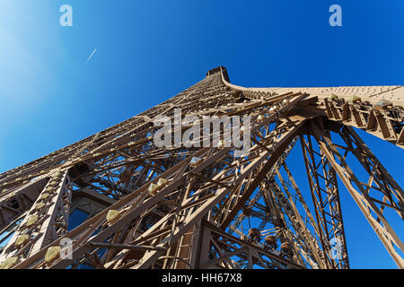 Torre Eiffel con vista del topo del cielo azzurro, Parigi, Francia Foto Stock