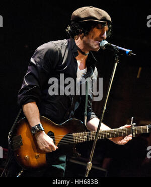 Asbury Park, NJ, Stati Uniti d'America. 14 gennaio, 2017. Jesse Malin esegue alla luce del giorno in concerto al teatro Paramount. Foto Stock