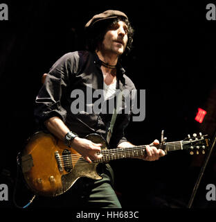 Asbury Park, NJ, Stati Uniti d'America. 14 gennaio, 2017. Jesse Malin esegue alla luce del giorno in concerto al teatro Paramount. Foto Stock