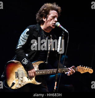 Asbury Park, NJ, Stati Uniti d'America. 14 gennaio, 2017. Willie Nile esegue alla luce del giorno in concerto al teatro Paramount. Foto Stock