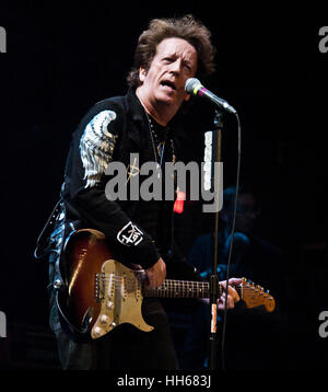 Asbury Park, NJ, Stati Uniti d'America. 14 gennaio, 2017. Willie Nile esegue alla luce del giorno in concerto al teatro Paramount. Foto Stock