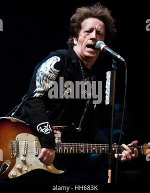 Asbury Park, NJ, Stati Uniti d'America. 14 gennaio, 2017. Willie Nile esegue alla luce del giorno in concerto al teatro Paramount. Foto Stock