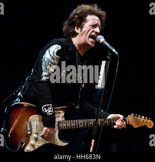 Asbury Park, NJ, Stati Uniti d'America. 14 gennaio, 2017. Willie Nile esegue alla luce del giorno in concerto al teatro Paramount. Foto Stock