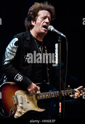 Asbury Park, NJ, Stati Uniti d'America. 14 gennaio, 2017. Willie Nile esegue alla luce del giorno in concerto al teatro Paramount. Foto Stock