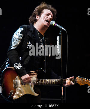 Asbury Park, NJ, Stati Uniti d'America. 14 gennaio, 2017. Willie Nile esegue alla luce del giorno in concerto al teatro Paramount. Foto Stock