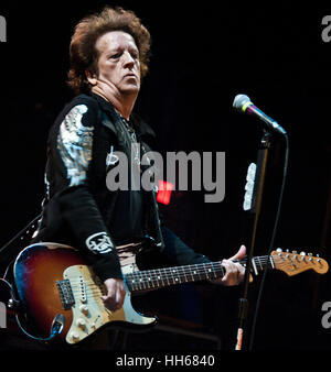 Asbury Park, NJ, Stati Uniti d'America. 14 gennaio, 2017. Willie Nile esegue alla luce del giorno in concerto al teatro Paramount. Foto Stock