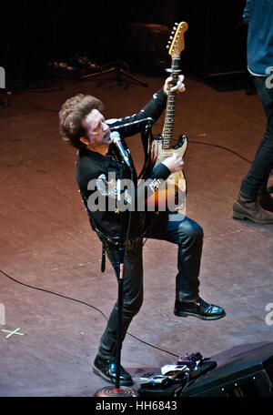 Asbury Park, NJ, Stati Uniti d'America. 14 gennaio, 2017. Willie Nile esegue alla luce del giorno in concerto al teatro Paramount. Foto Stock