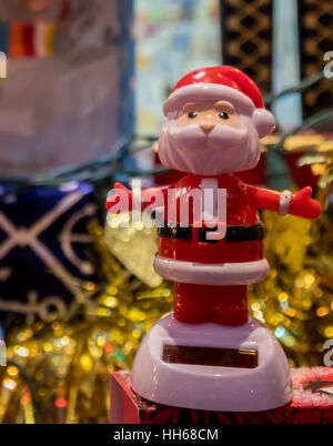 Un giocattolo di plastica Santa Claus in un negozio la finestra di visualizzazione Foto Stock
