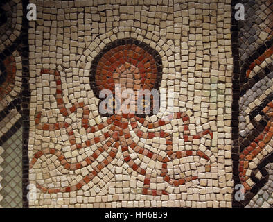 Mosaico con polpo. Calcare. 2a-3a secolo. A Villaquejida, Leon. Spagna. Museo Archeologico Nazionale di Madrid. Spagna. Foto Stock