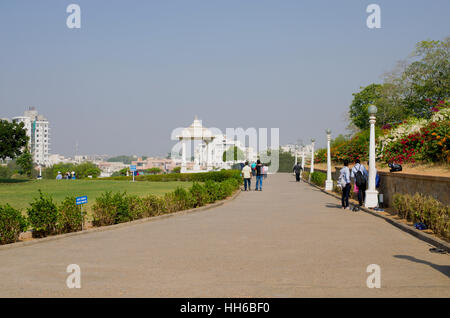 Bellissimo giardino vicino al tempio a Jaipur in India Birla Mandir, giardino,vicinanze,il tempio,un'arbor,l'architettura,il parco Foto Stock