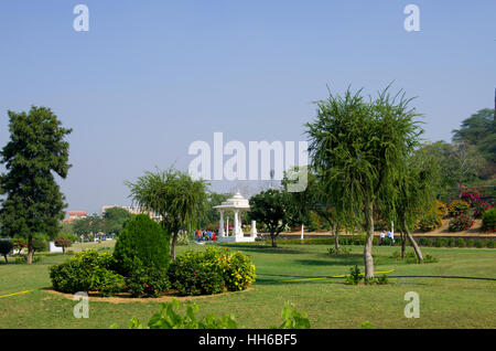 Bellissimo giardino vicino al tempio a Jaipur in India Birla Mandir, giardino,vicinanze,il tempio,un'arbor,l'architettura,il parco Foto Stock