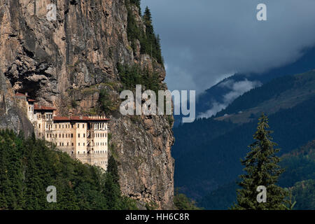 Sumela Monastero, chiamato anche Vergine Maria Monastero, fu stabilito sulla thesharp scogliere di Macka, vicino a Trabzon nel IV secolo. La struttura è stata un ulteriore miglioramento nel XVIII e XIX secolo e decorati con raffigurazioni di molte scene bibliche. Foto Stock