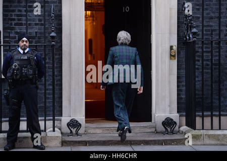 Il primo ministro Theresa Maggio arrivando a Downing Street a Londra, dopo aver consegnato il suo discorso su Brexit. Foto Stock