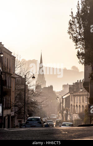 Vista nebbiosa giù Walcot Street in bagno, Somerset, Inghilterra, Regno Unito Foto Stock