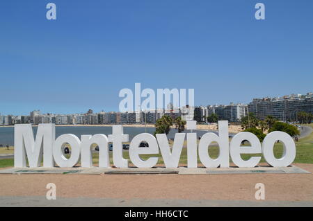 Le lettere di Montevideo vicino a Spiaggia Pochito nella città di Montevideo, Uruguay, Foto Stock