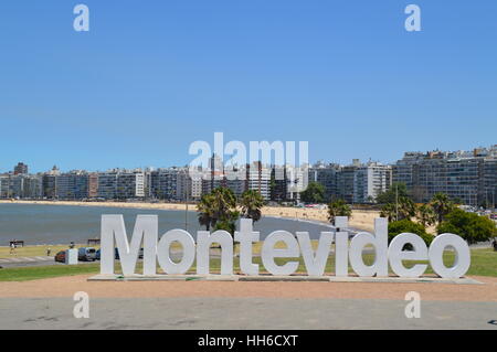 Le lettere di Montevideo vicino a Spiaggia Pochito nella città di Montevideo, Uruguay, Foto Stock