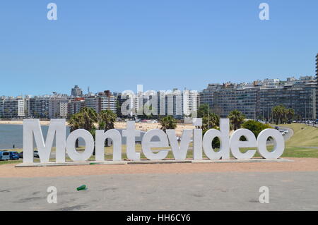 Le lettere di Montevideo vicino a Spiaggia Pochito nella città di Montevideo, Uruguay, Foto Stock