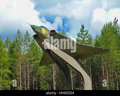 Luleå,Norrbotten/Svezia-luglio 24 2015 J35 Draken svedese di jet da combattimento per il modo a Luleå Aeroporto. Foto Stock