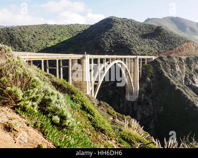 L'iconico Bixby ponte Bixby Creek sul Pacific Highway (California State Route 1) vicino a Big Sur. Foto Stock