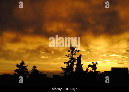 Dal roaf di casa mia, tramonto colorato ci danno la speranza e il coraggio di design e uno spirito di felicità a portare per il nostro obiettivo anche della distanza Foto Stock