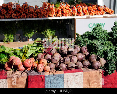 Verdure fresche in vendita il settimanale mercato degli agricoltori nel paese di Marin Mart a Larkspur Landing a Marin County, California. Foto Stock