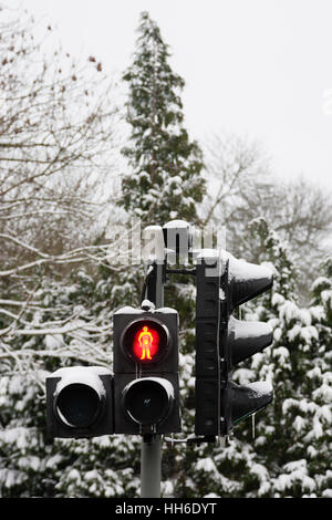 Dorking, Surrey, Regno Unito. Red 'non cross' firmare dopo la neve. Foto Stock