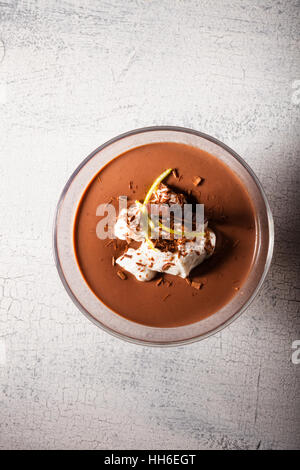 Mousse al cioccolato dessert su una superficie in legno Foto Stock