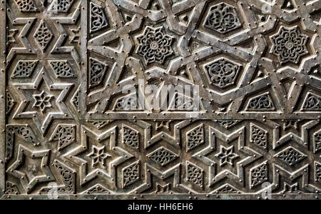 Ornamenti di bronzo-piastra porta ornati del sultano Qalawun moschea, una antica moschea storica nel vecchio Cairo, Egitto Foto Stock