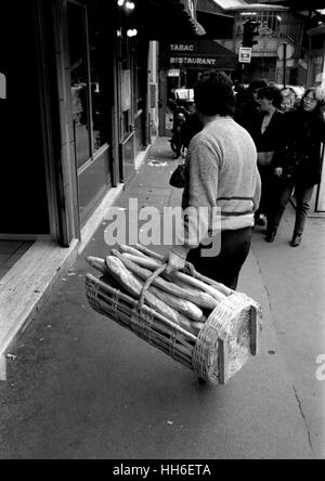 AJAXNETPHOTO. Parigi, Francia. - Uomo con cesto di tradizionale baguette francese pani. Foto:JONATHAN EASTLAND/AJAX REF:9004 10 Foto Stock