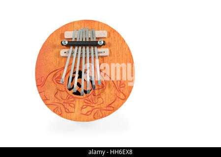 African turno giocato da spennare strumento musicale Kalimba, con ornamenti intagliati, isolato su sfondo bianco Foto Stock