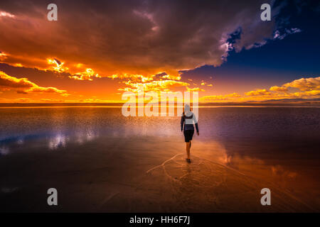 Passeggiate turistiche in acque poco profonde Bonneville Saline Utah al tramonto Foto Stock