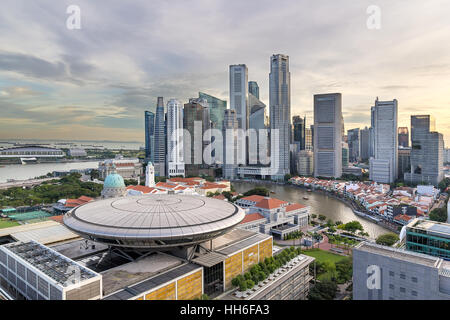 Singapore Central Business District lungo il Fiume Singapore skyline della città Foto Stock
