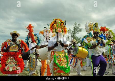 I musicisti in abito di carnevale in una banda di Junkanoo giocando in una street parade a Nassau Bahamas Foto Stock