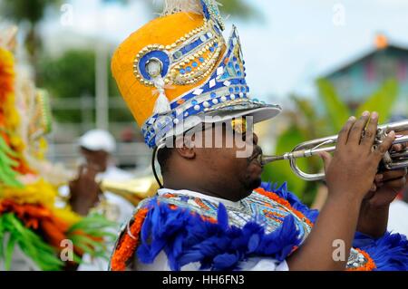 Trombettista in abito di carnevale in una banda di Junkanoo giocando in una street parade a Nassau Bahamas Foto Stock