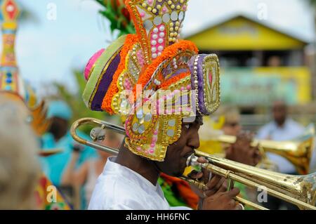 Trombone player in abito di carnevale in una banda di Junkanoo giocando in una street parade a Nassau Bahamas Foto Stock