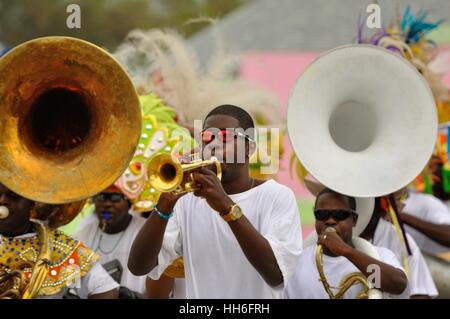 Trombettista in abito di carnevale in una banda di Junkanoo giocando in una street parade a Nassau Bahamas Foto Stock