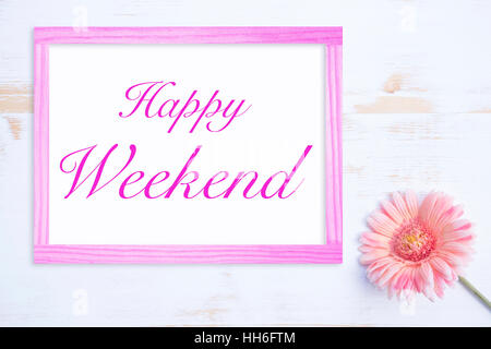 Fiore colore rosa e bianco sul tavolo in legno con telaio e parole Happy Weekend Foto Stock