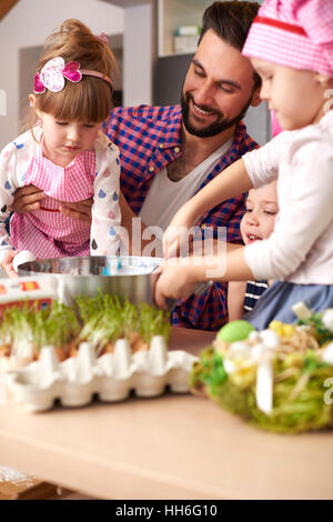 Il padre e il suo piccolo le ragazze in cucina Foto Stock