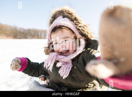 Carino bambina giocare al di fuori in inverno la natura Foto Stock